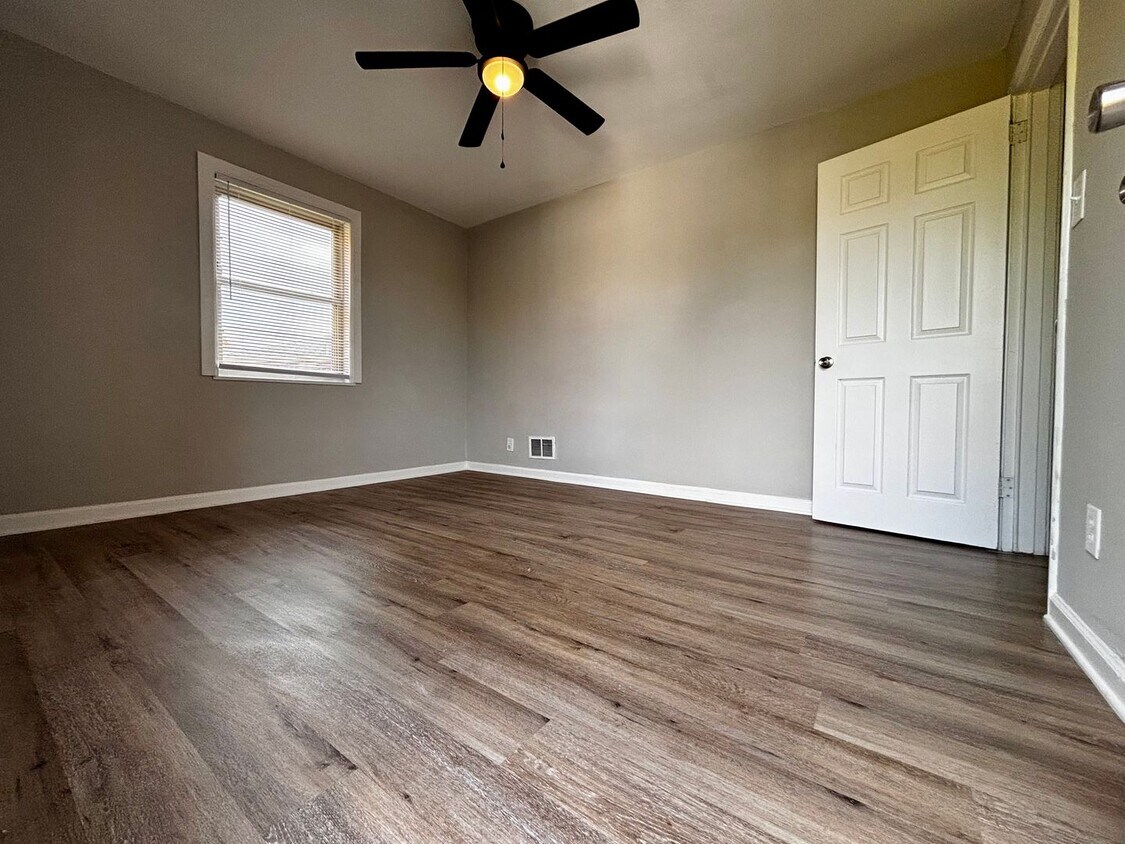 Foto principal - Newly Renovated 2 bedroom in Fairborn! Clo...