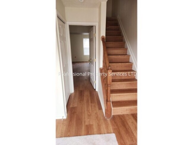 Foto del edificio - Beautiful 3 Level Garage Townhome Convenient Location!