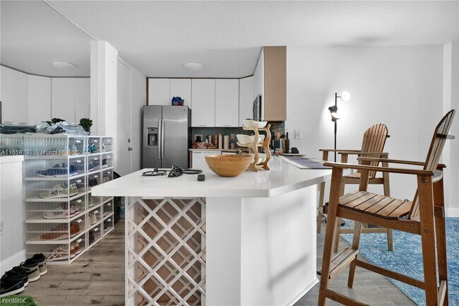 Foto del edificio - 1 br, 1.5 bath Condo - 770 NE 69th St Apt 3G