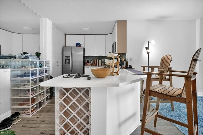 Building Photo - 1 br, 1.5 bath Condo - 770 NE 69th St Apt 3G