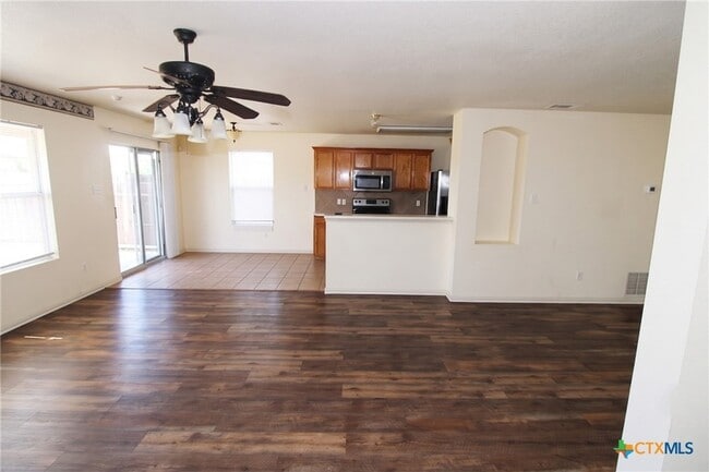 Building Photo - 5707 Schneider Dr