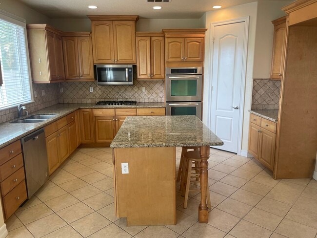 Building Photo - 2100 Canyon Cir