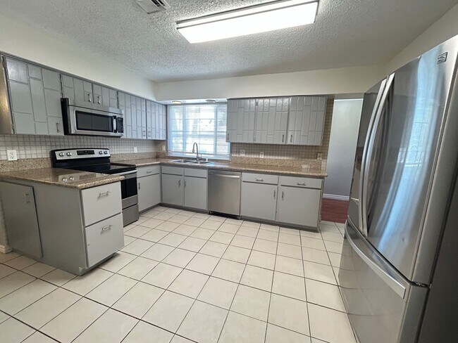 Foto del edificio - Single Story Home 5-Beds 2-Bath No HOA!