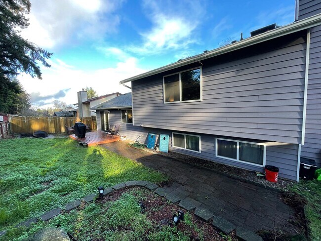 Building Photo - Lovely 3 Bedroom Home with Spacious Den! P...