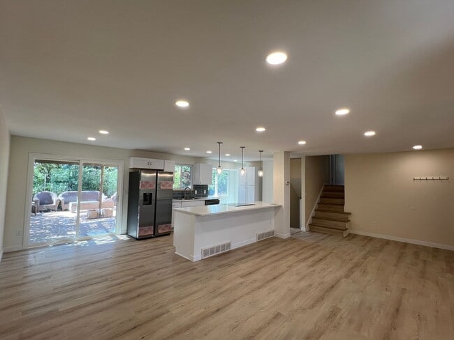 Building Photo - Recently Renovated 4BD/3BA Home in North B...