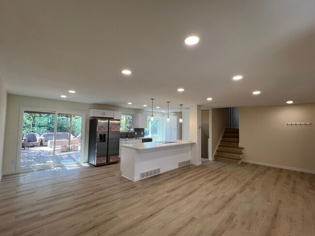 Foto del edificio - Recently Renovated 4BD/3BA Home in North B...