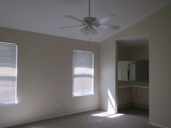 Building Photo - Nice home in Clovis. Near shopping, school...