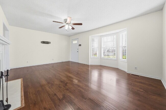 Foto del edificio - Charming 3-Bedroom Home with 2 Full Baths Ranch, Fenced in backyard with Storage Shed - Your Perf...