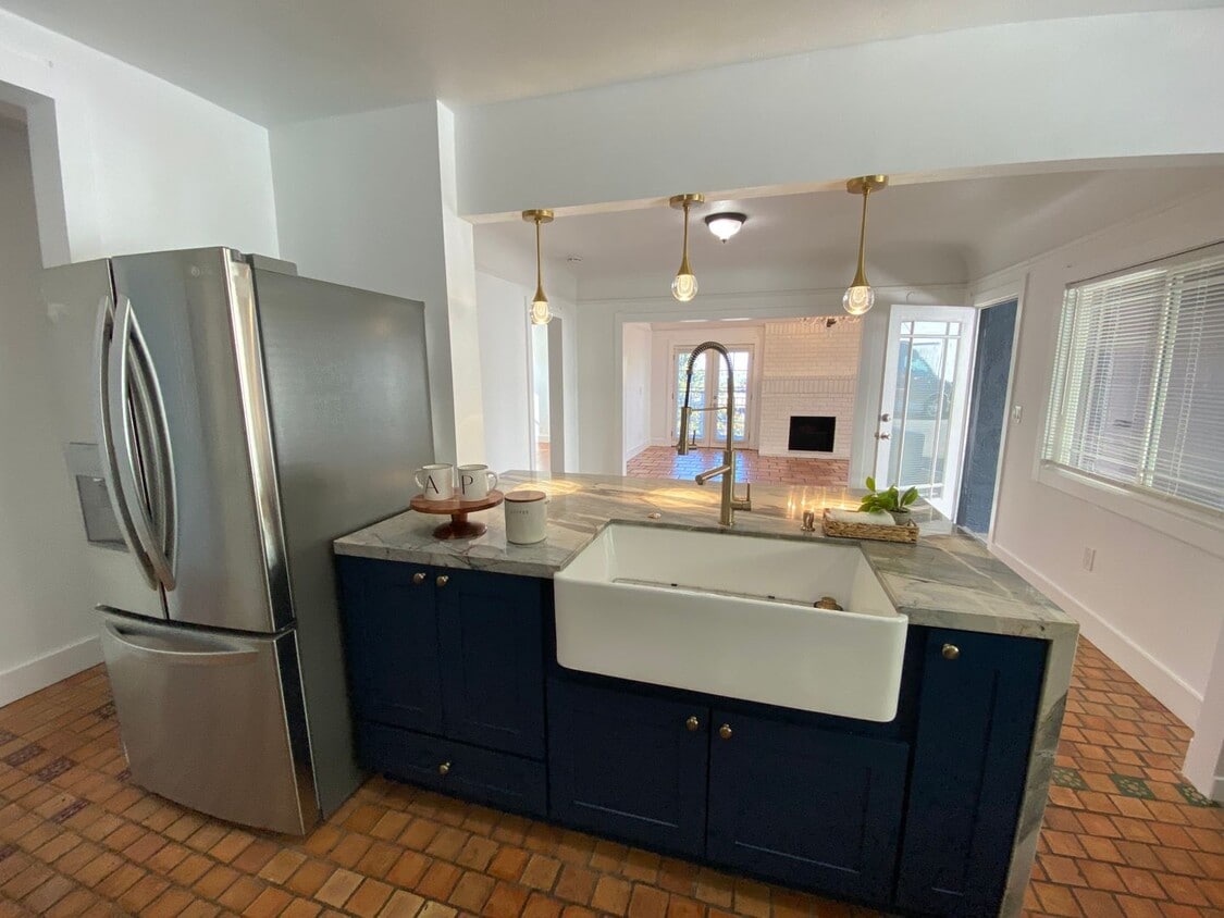 700 Huntington Ct Unit 700, Martinez, CA 94553 Room for Rent in