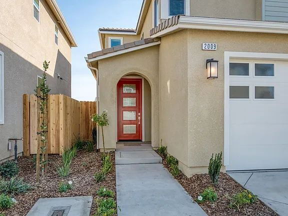 Foto del edificio - NEW! Modern, Wilson Home. 3 bedrooms / 2.5-bathroom single-family home in a quiet gated community...