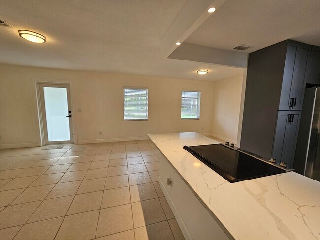 Building Photo - 141 SE Soneto Ct