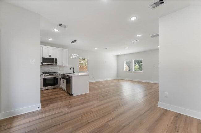 Building Photo - 6909 S Hall St