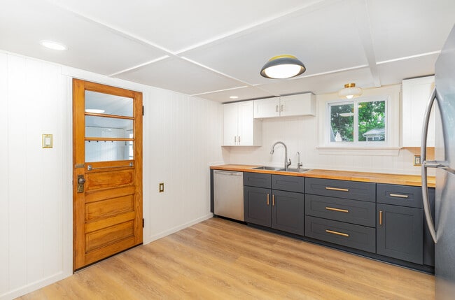 Building Photo - 1405 S Park St