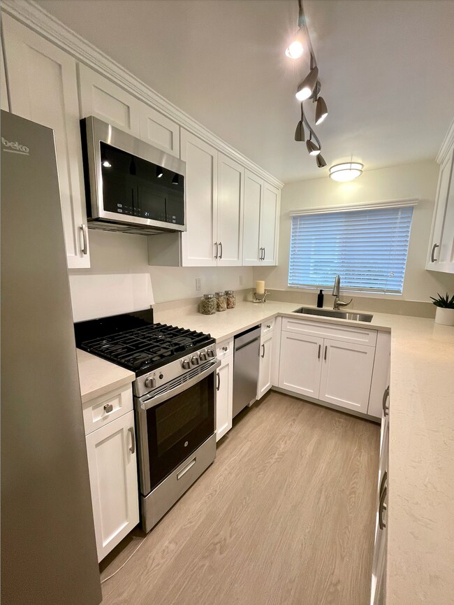 Kitchen - 4035 Lincoln Ave