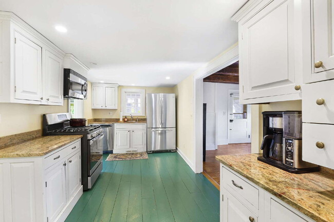 Building Photo - Historic Mendham Home