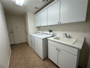 Building Photo - 860 Canterra St