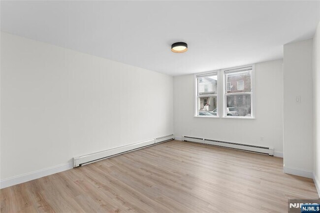 Building Photo - 676 Chestnut St