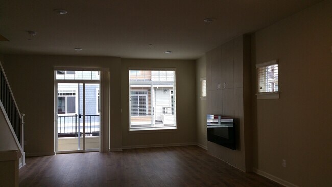 Building Photo - 427 NE Tork Pl