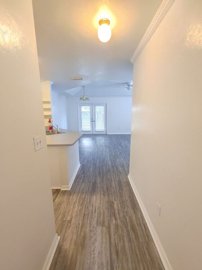 Building Photo - * PRICE DROP * 2/2 House with Garage in Pa...