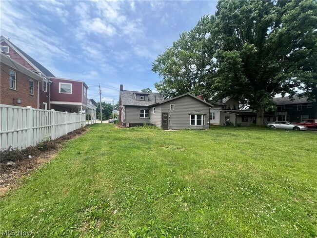 Building Photo - 214 Front St