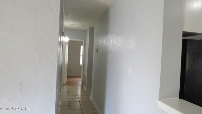 Foto del edificio - 5347 Baycrest Rd