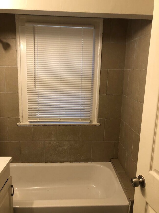 Foto del edificio - 5626 Park Ave | 2 BR 1 BA