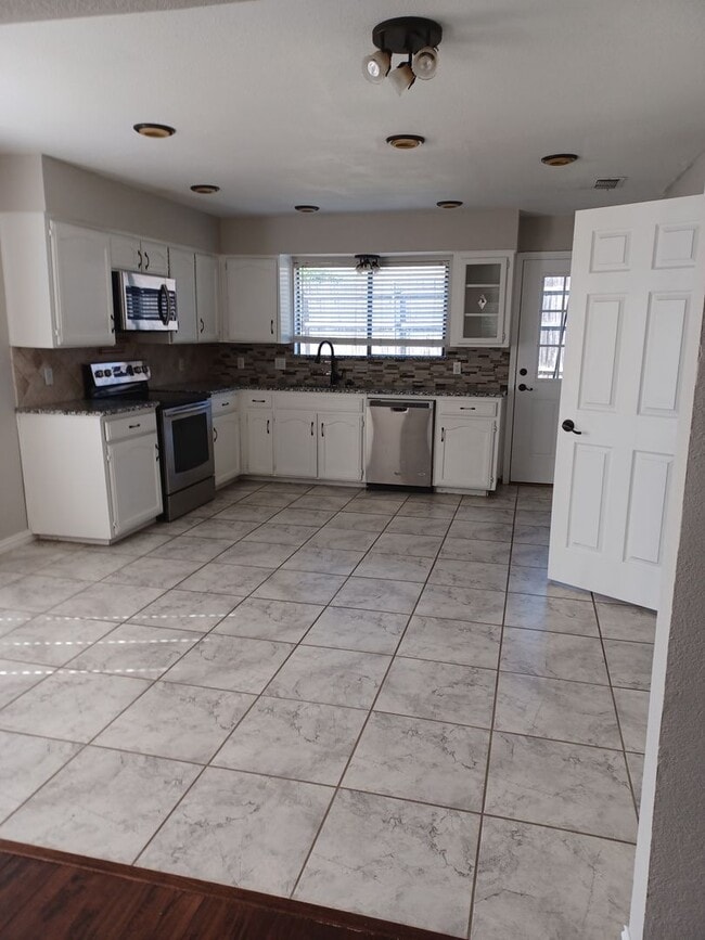 Building Photo - 2120 Oakmeadow Pl
