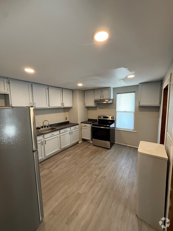Building Photo - 1365 Capouse Ave