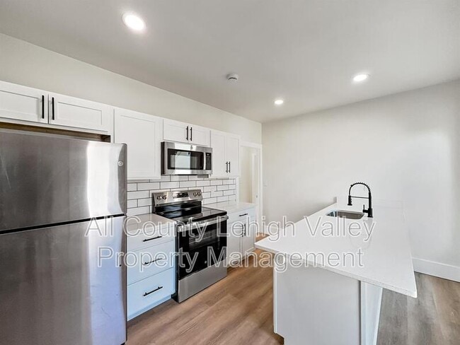 Building Photo - 122 E Goepp St