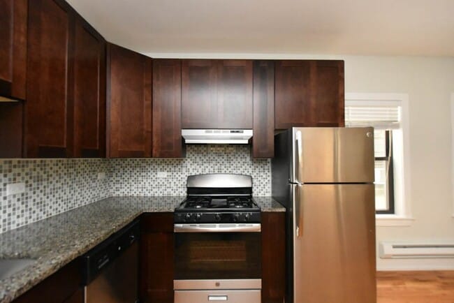 Building Photo - 822 Elm St