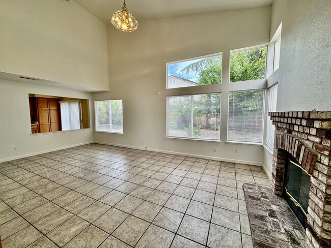 Building Photo - Great 4 Bed 3 full Bath Home In Antioch