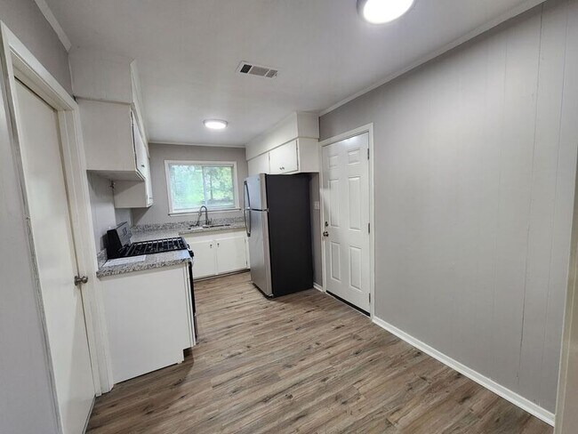 Building Photo - 2640 Greenfield Ave