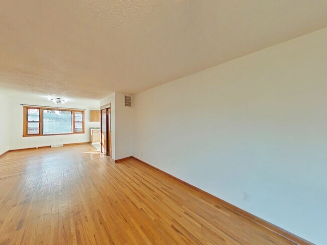Building Photo - 735 N Valleyview St