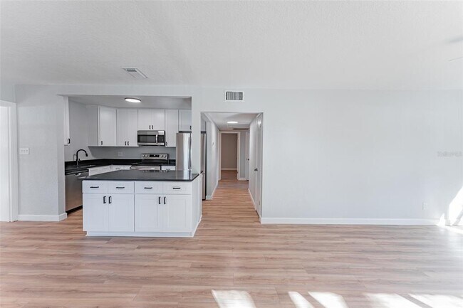 Foto del edificio - 3305 W Ballast Point Blvd