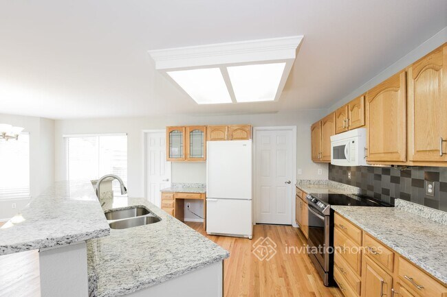 Building Photo - 2121 Sandhurst Dr