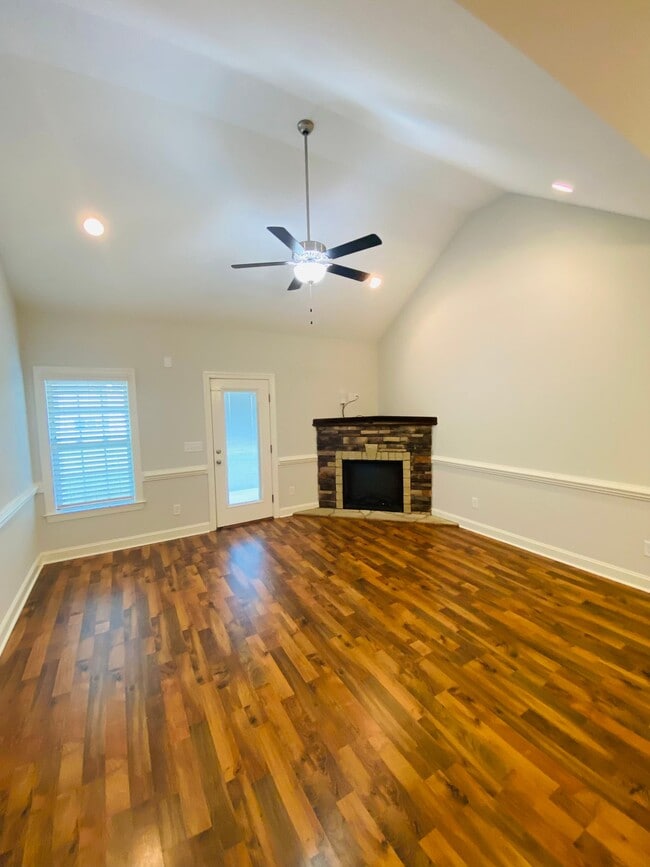 Foto del edificio - 2120 Remington Ct