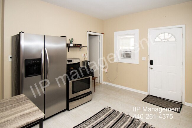 Building Photo - Charming 2-Bedroom Furnished Unit in the H...