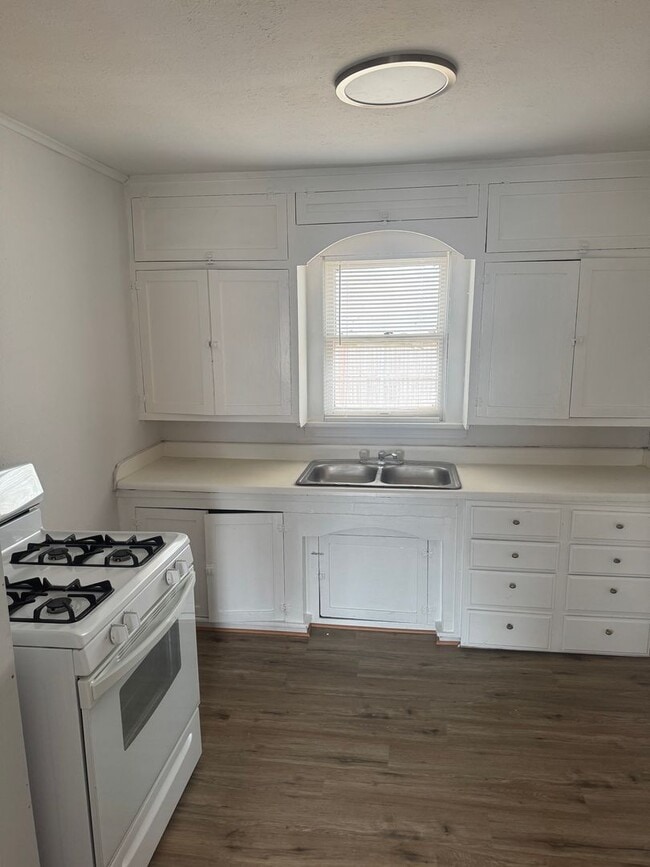 Foto del edificio - HUD ACCEPTED!! 3bedrooms 1bathroom  walking distance to 6th street shopping and restaurants