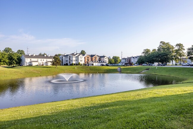 Laguna con fuente - The Adler Apartment Homes