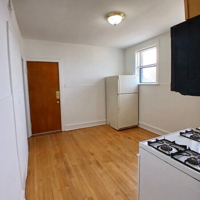 Building Photo - 4810 W Armitage Ave