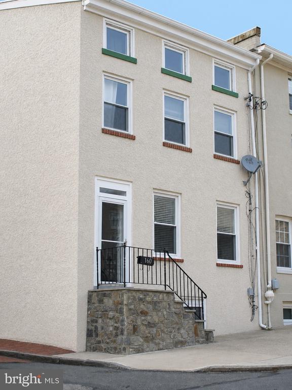 Building Photo - 160 Levering St