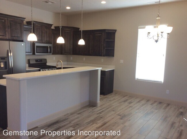 Foto del edificio - 3 br, 2 bath House - 246 North 2585 West