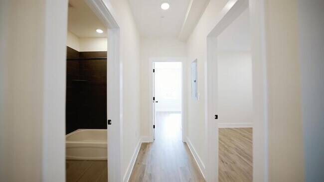 Foto del edificio - 6830 Ridge Ave