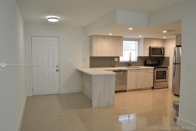 Building Photo - 9375 Fontainebleau Blvd