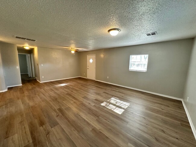 Building Photo - Move -in Special: 3 Bed Home Southwest OKC