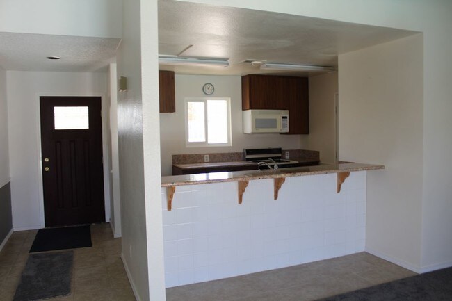 Building Photo - Pool Home on Racquet Club
