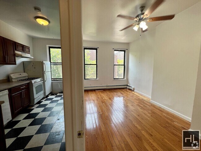 Building Photo - Massive 3.5BR 1BA 1300sft Top Floor Conver...