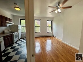 Building Photo - Massive 3.5BR 1BA 1300sft Top Floor Conver...