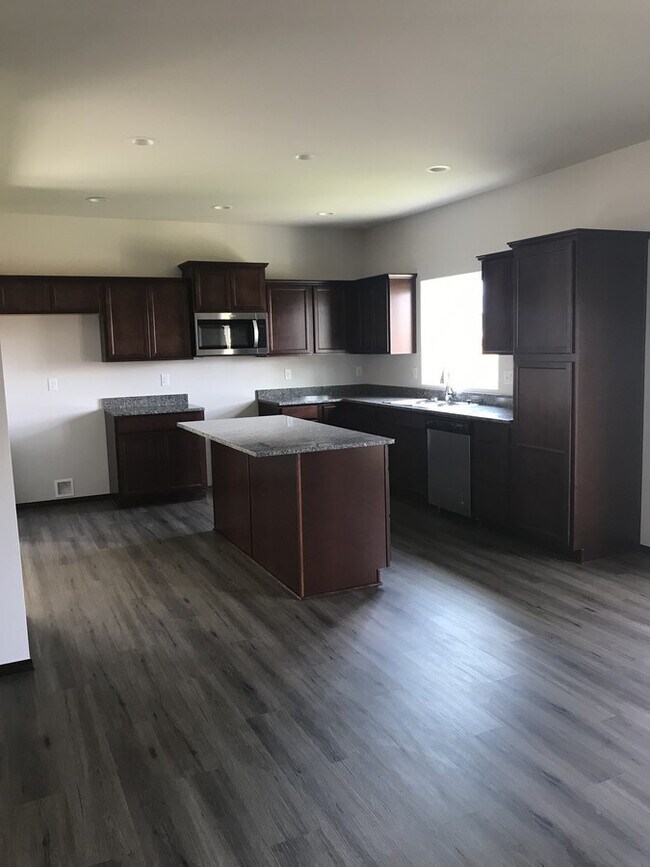 Foto del edificio - Beautiful Home with Quartz Countertops!