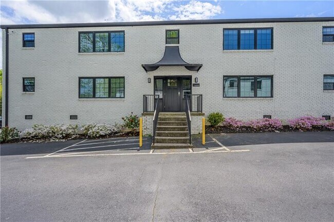 Foto del edificio - 905 Briarcliff Terrace NE